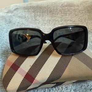 Burberry Black Sunglasses with Oversized Square Frame and Dark Lenses